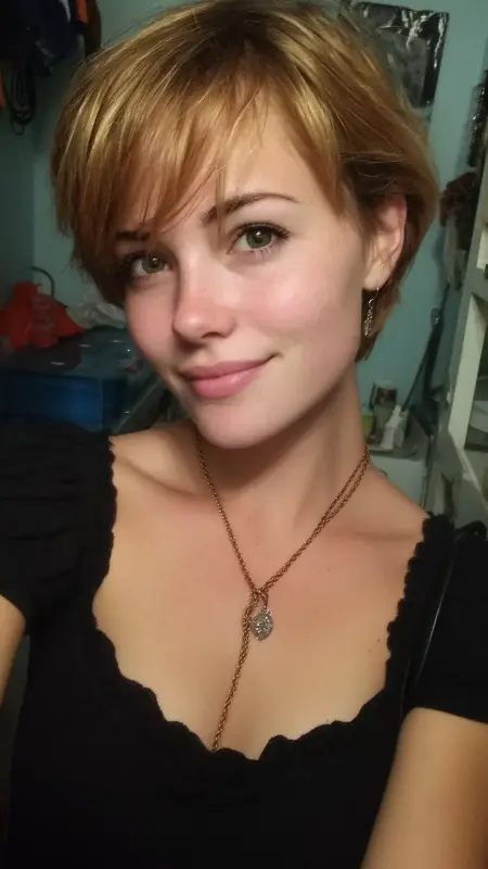 Sunlit Chic: The Golden Glow Bob - Short alt hair